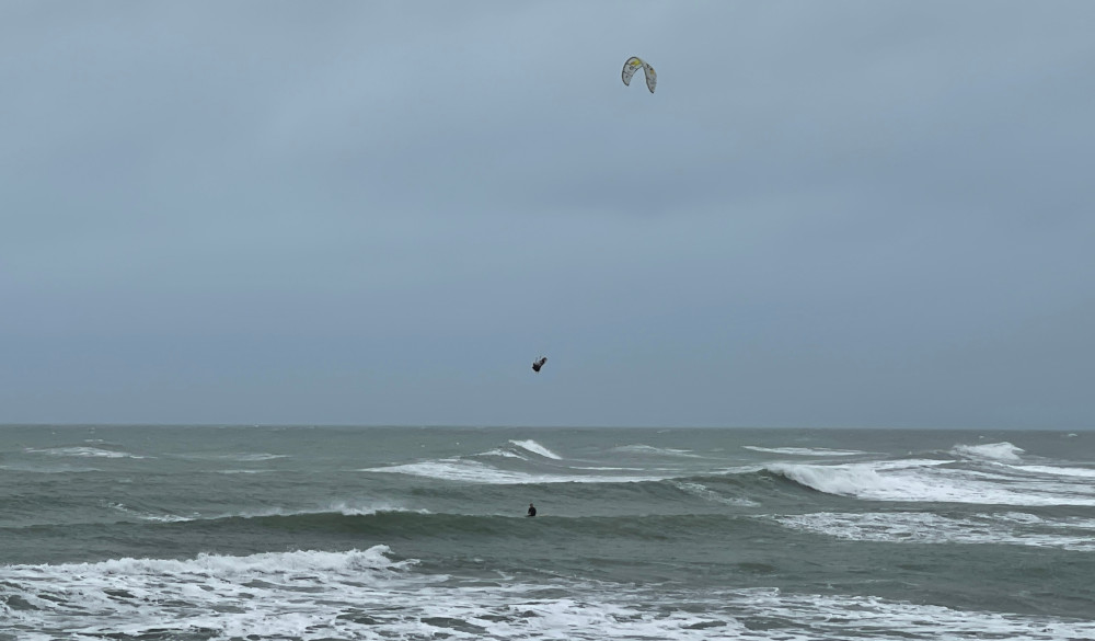 Der Schirmherr in den Wellen von Cold Hawaii