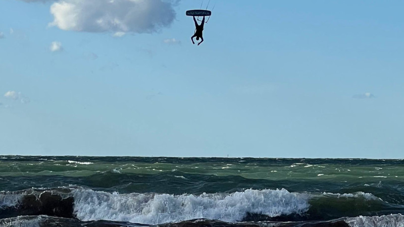 Ein Kiter in Hohe Düne auf der Ostsee