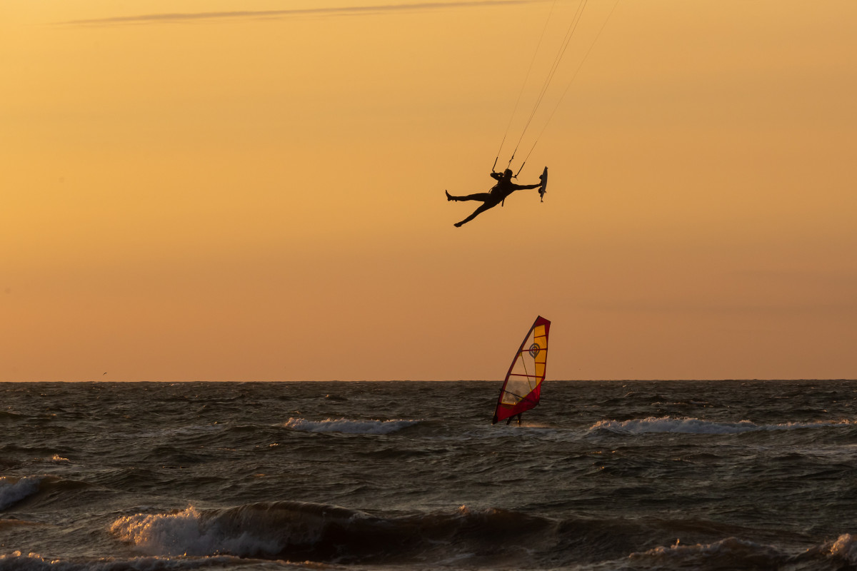 Kiter und Surfer auf der Ostsee in Warnemünde direkt vor dem Strandläufer und Aja Ressort