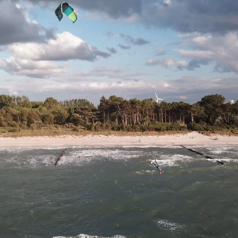 Drohnenbild vom Kiten vor Hohe Düne Strand