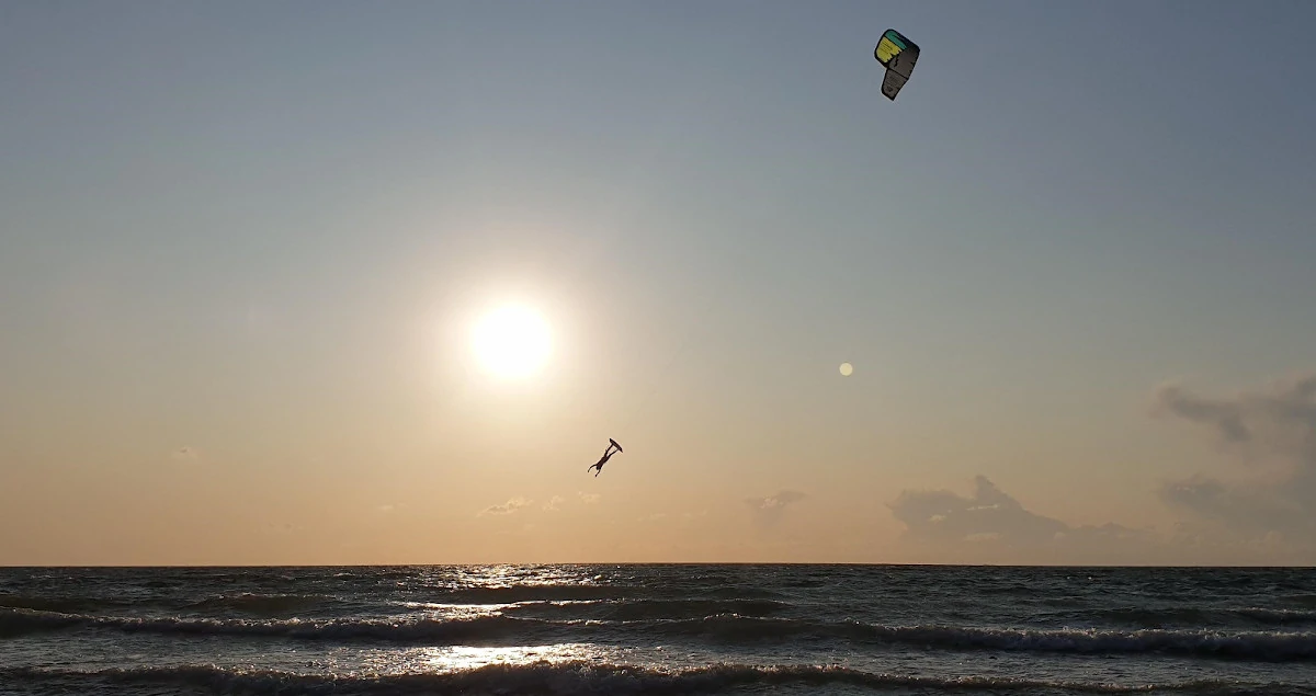 Der Schirmherr mit einem Deadman beim Kiten in Rerik auf der Ostsee