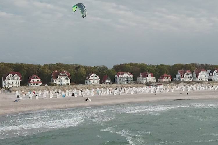 Strandvillen Warnemünde Strand beim Kitesurfen aufgenommen