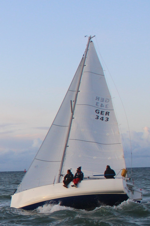 Segler an der Mole am Leuchtturm in Warnemünde